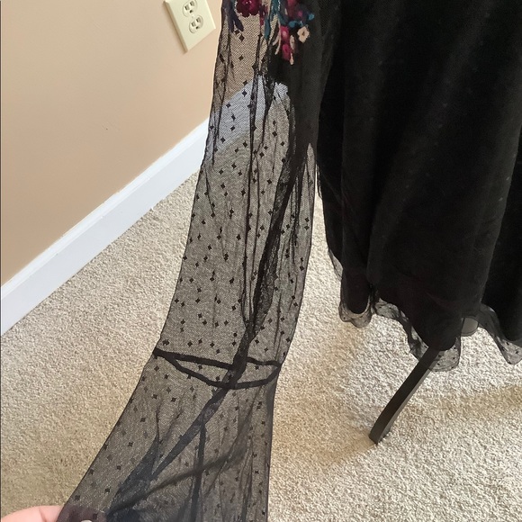 Black shirt with floral designs - Picture 4 of 6